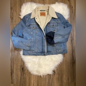Levi Denim Jacket size XL. Has shearling linen and collar. Sleeve blue linen.
